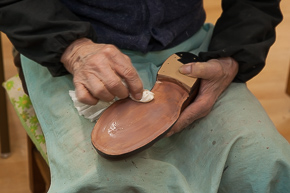 底をふのりで磨く