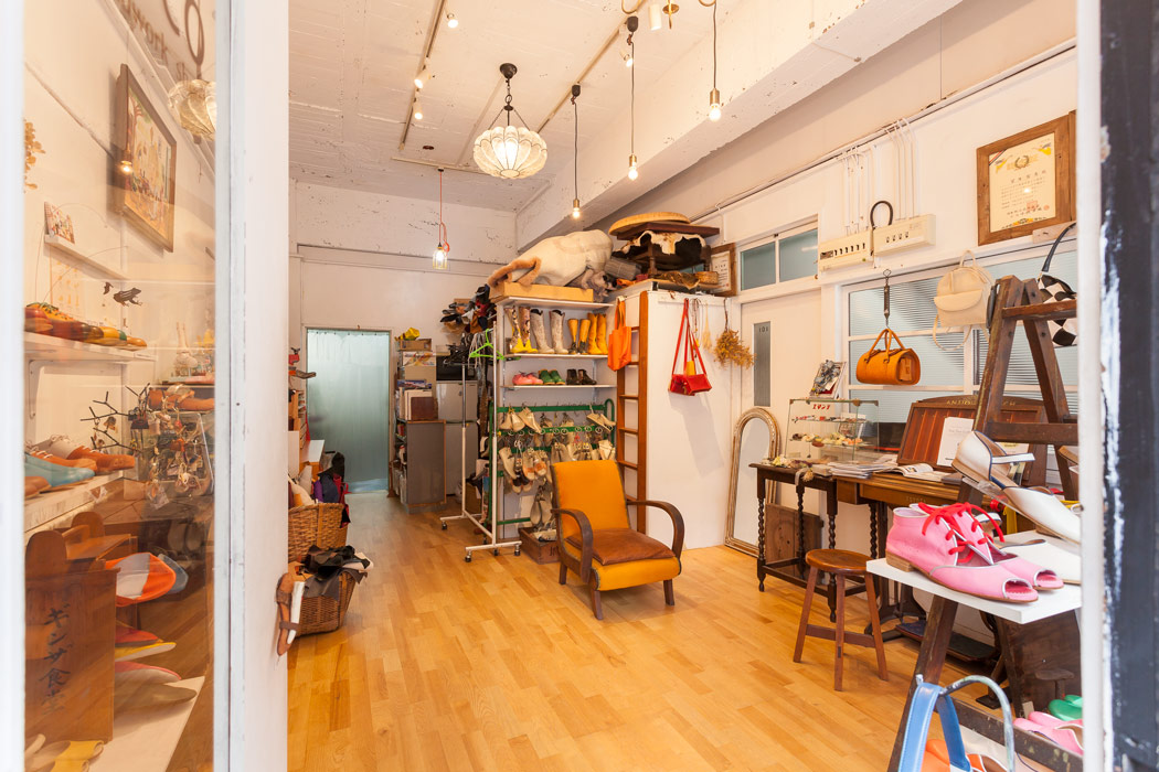 COCO hand work shoesの店内02