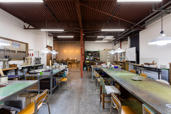 西成製靴塾の内観1